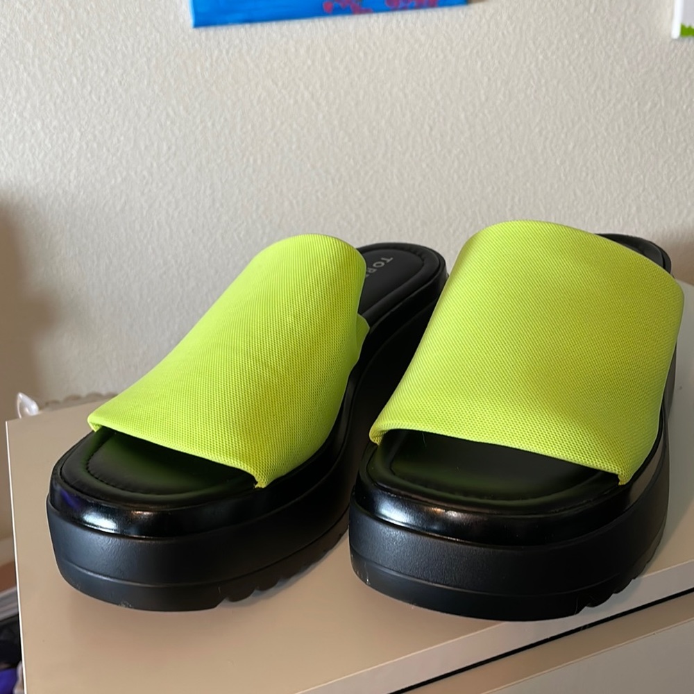 Torrid Size9w Green & Black Platform Slides